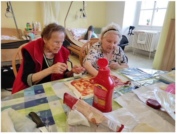 Foto: klientky při pečení slaného pečiva