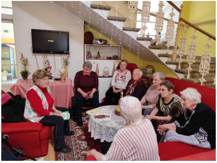 sokolnické seniorky při zpívánís klientkami