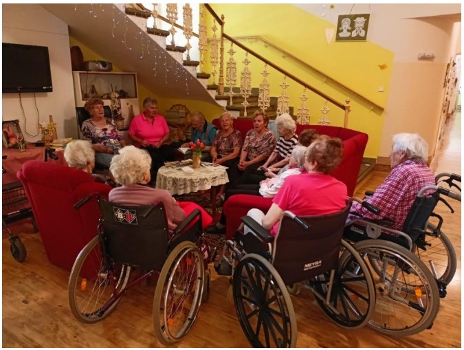 sokolnické seniorky při zpívání s klientkami