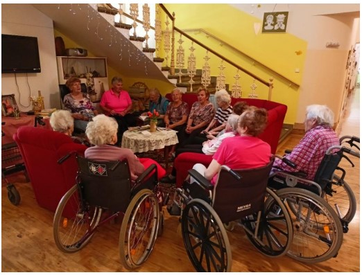 sokolnické seniorky při zpívání s klientkami