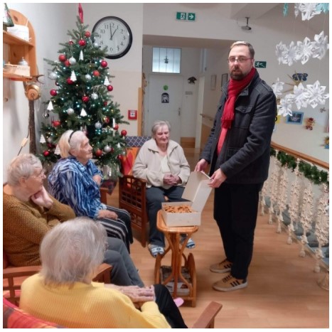 Pavel Vyhňák předává klientkám perníky, archiv domova